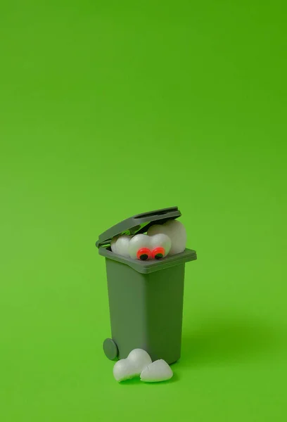 Bir Çöp Kutusu Parlak Yeşil Arka Planda Kırık Bir Kalbe — Stok fotoğraf