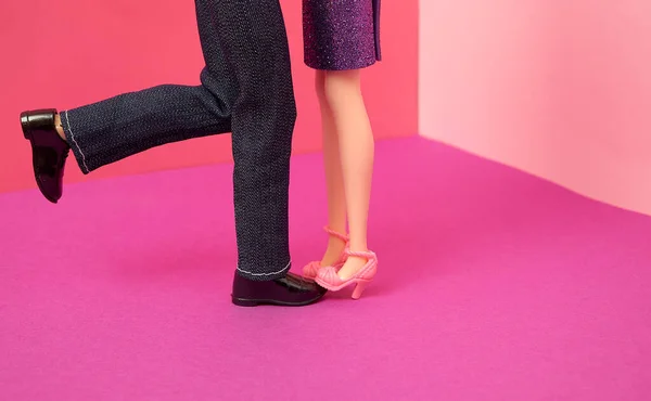 Woman Shoe Stands Man Shoe Other Man Leg Raised Backwards — Stock Photo, Image