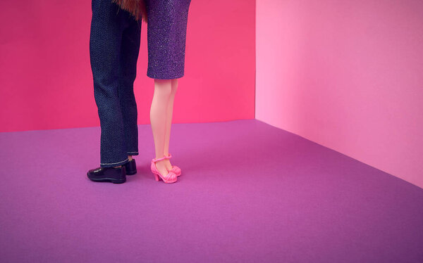 Пара кукол, поворачивающихся спиной друг к другу, на фиолетово-розовом фоне. Текстовое пространство. Отношения, ссора, разрыв, развод, концепция. Минимальный стиль.