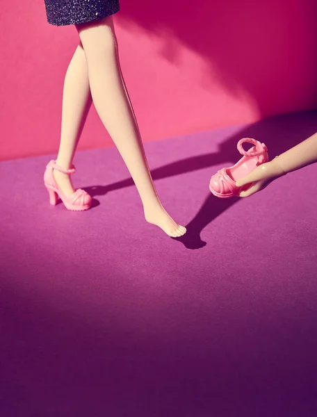 Женщина Держит Ногу Ноге Рука Держит Ботинок Доллс Красный Фиолетовый — стоковое фото