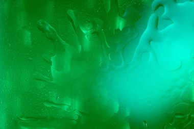 Yeşil bulanık arkaplan ve biraz su. Yakın çekim..