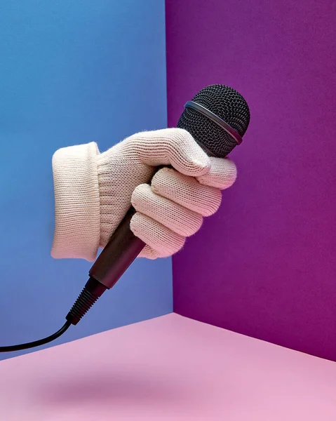 Egy Kéz Egy Fehér Kesztyűben Egy Mikrofont Tart Felvétel Kézmozdulat — Stock Fotó