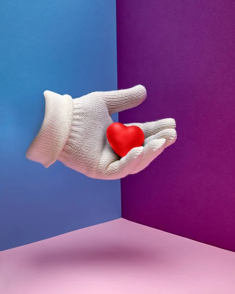Egy Kéz Egy Fehér Kesztyűben Vörös Szívet Tart Kézmozdulat Gondozás Stock Fotó
