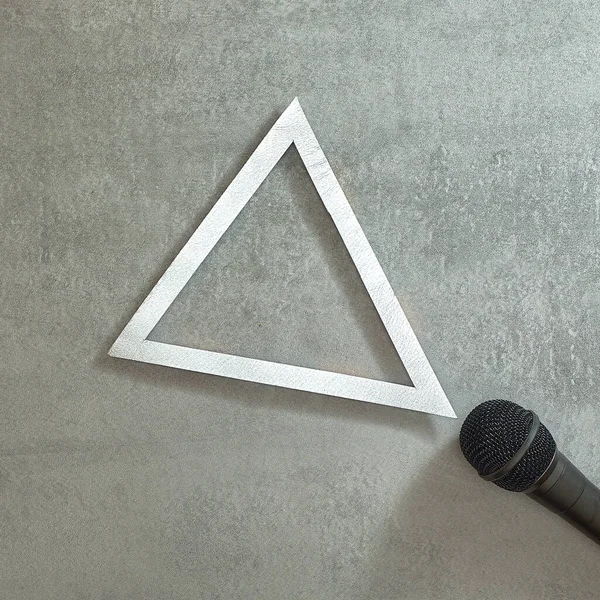 Egyszerű Mikrofon Ezüst Háromszög Keret Szürke Beton Háttér Üzenetek Helye — Stock Fotó