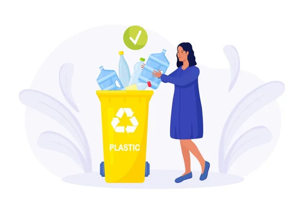 Vrouw Gooi Afval Plastic Afvalcontainer Vuilnisbakken Met Recycle Sign Stadsbewoners — Stockvector