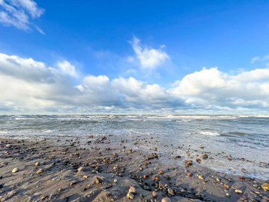 Kışın güzel güneşli deniz kıyıları.