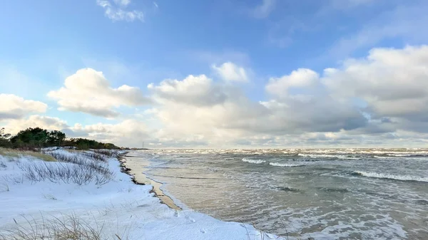 Замерзший морской берег зимой с заснеженными дюнами — стоковое фото