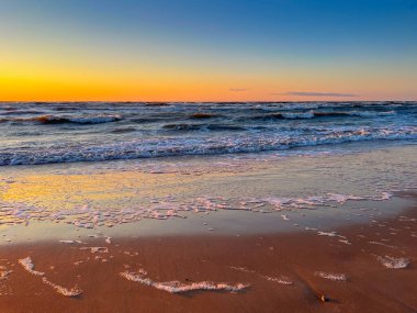 Deniz kenarında gün batımı. Akşamları insan olmadan deniz kenarında. Idyllic tatil geçmişi.