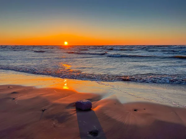 Ljus solnedgång vid havet. Havssidan utan folk på kvällen. Idyllisk semester bakgrund. — Stockfoto