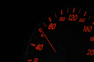 Hız göstergesi siyah arkaplanı kapatır.