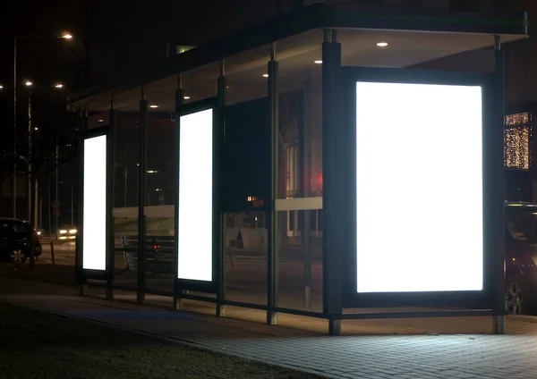 Şehirde Gece Vakti Açık Hava Reklam Panosu — Stok fotoğraf