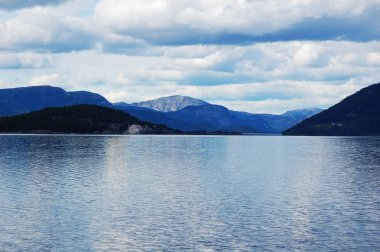 Norveç 'teki dağların güzel manzaralı manzarası. Nisser Gölü, Telemark İlçesi.