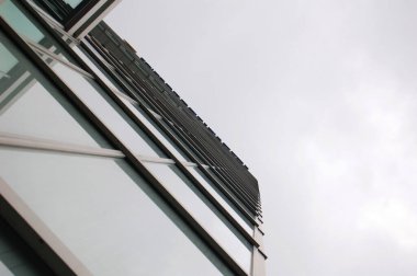 Grafik çizgileri olan modern bir binanın cam cephesinin soyut alt görüntüsü.