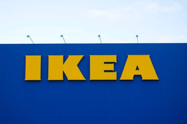 Poznan, Polonya - 5 Şubat 2022: Mavi duvar arkasında IKEA mağaza tabelası.