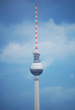 Berlin, Almanya - 16 Ağustos 2008: The Fernsehturm, Berlin TV Tower in clouds