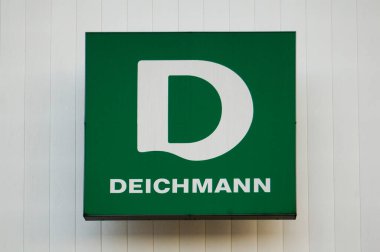 Poznan, Polonya - 5 Şubat 2022: Beyaz arka planda Deichmann mağaza tabelası.