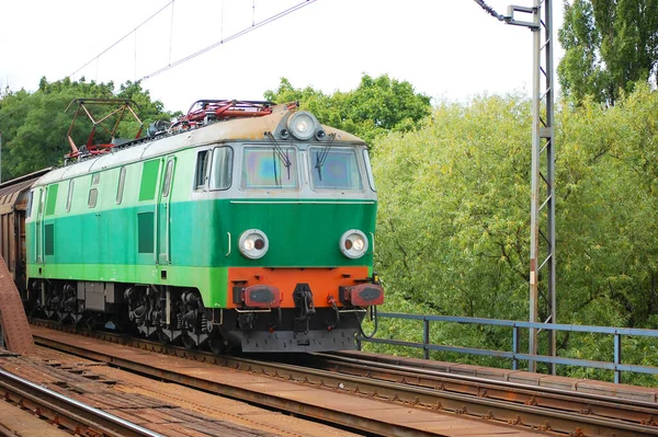 Trein Getrokken Door Elektrische Locomotief Een Zonnige Dag — Stockfoto