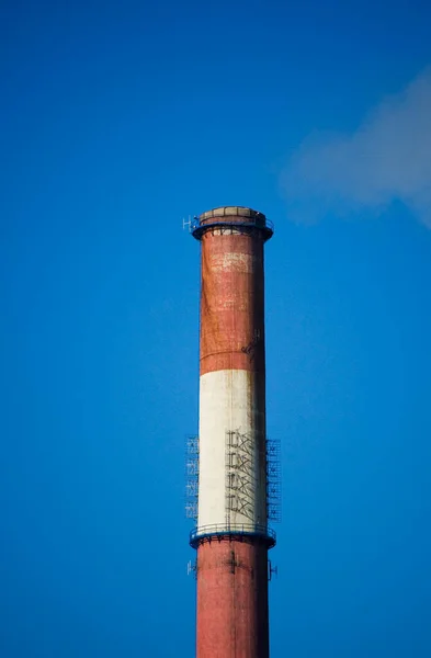 Λευκός Καπνός Από Την Καμινάδα Του Λεβητοστασίου Στον Γαλάζιο Ουρανό — Φωτογραφία Αρχείου