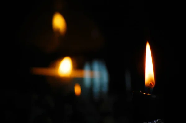 在黑暗背景下点燃蜡烛的特写 — 图库照片
