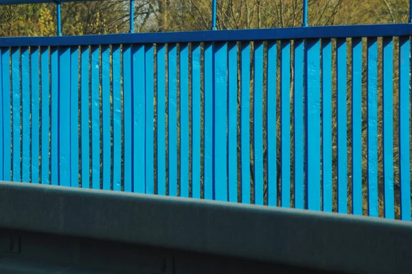 Ponte Azul Sobre Riacho Polônia Tempo Primavera — Fotografia de Stock