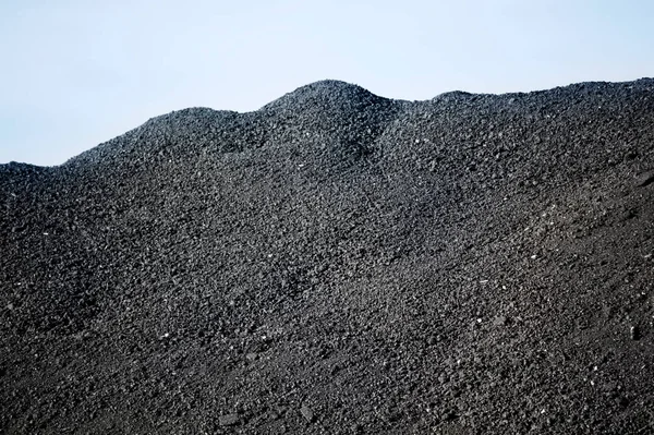 Серый Уголь Перед Голубым Небом — стоковое фото