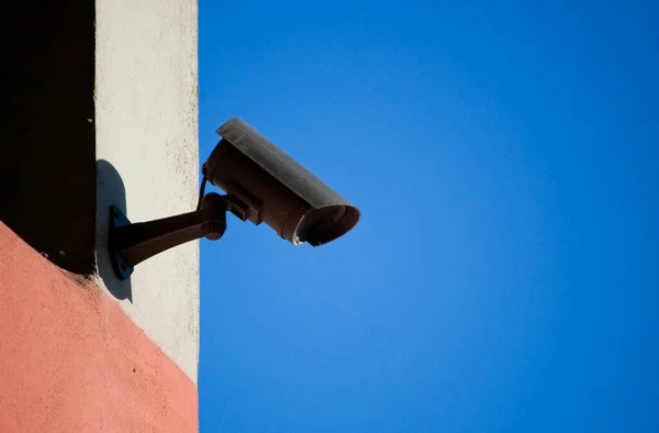 Câmara Sistema Monitoramento Cidade Contra Céu Azul — Fotografia de Stock