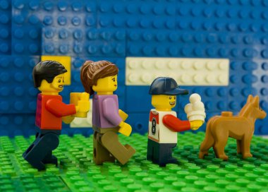 Poznan, Polonya - 13 Şubat 2022. Mutlu Lego ailesi yürüyüşe çıktı..