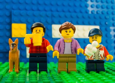 Poznan, Polonya - 13 Şubat 2022. Mutlu lego ailesi dışarıda dinleniyor..