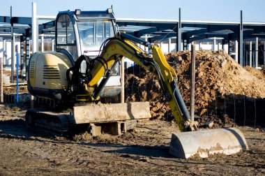 Poznan yakınlarında bir inşaat sahasında çalışan kazıcı..
