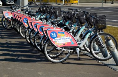 Poznan, Polonya - 27 Şubat 2022: Kaldırıma bisiklet park etme sırası