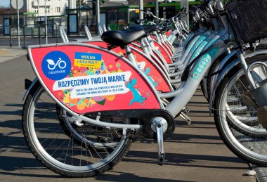 Poznan, Polonya - 27 Şubat 2022: Kaldırıma bisiklet park etme sırası