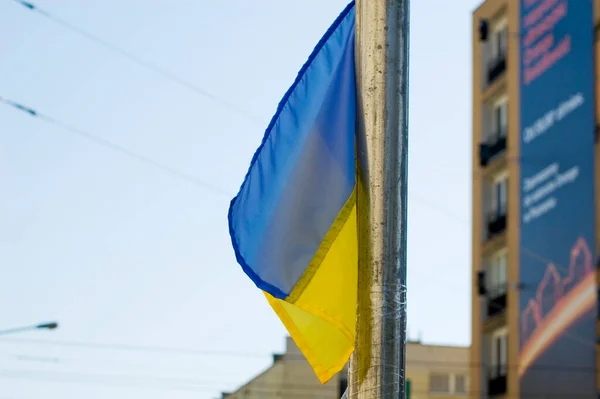 Місті Летить Український Прапор — стокове фото