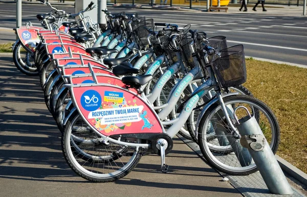 波兰波兹南 2022年2月27日 人行道上的自行车排 — 图库照片