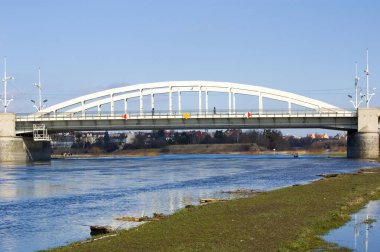 Poznan, Polonya 'daki Warta Nehri üzerindeki modern köprü.