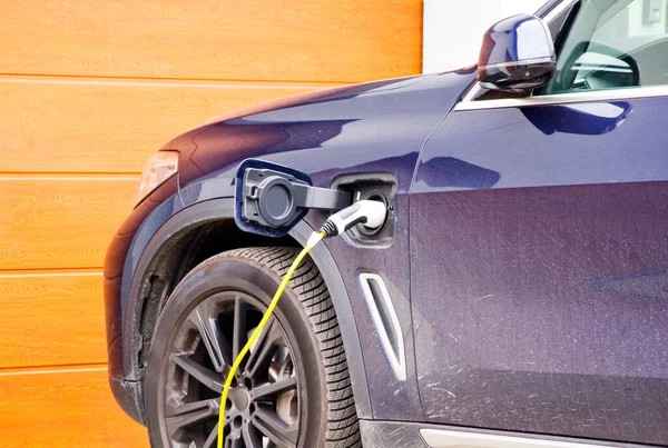 Opladen Van Elektrische Auto Door Stroomkabel — Stockfoto