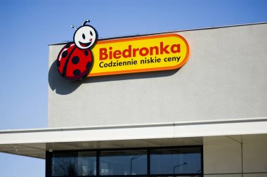 Poznan, Polonya - Mart 2022. Biedronka - Polonya 'nın en büyük süpermarketlerinden biri..