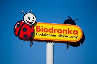 Poznan, Polonya - Mart 2022. Biedronka - Polonya 'nın en büyük süpermarketlerinden biri..