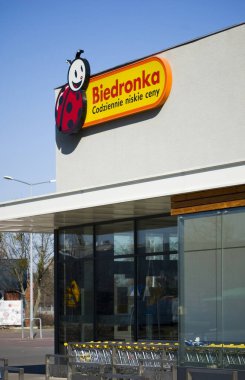 Poznan, Polonya - Mart 2022. Biedronka - Polonya 'nın en büyük süpermarketlerinden biri..