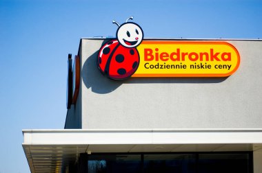 Poznan, Polonya - Mart 2022. Biedronka - Polonya 'nın en büyük süpermarketlerinden biri..