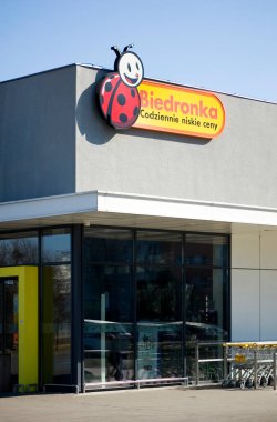Poznan, Polonya - Mart 2022. Biedronka - Polonya 'nın en büyük süpermarketlerinden biri..