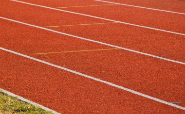 Stadyum kırmızı plastik yolu.