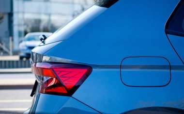 Arabanın arka ışığını kapat..