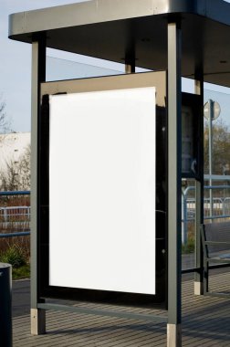 Otobüs durağındaki reklam panosunda..