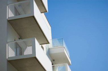 Modern apartmanın mimari detayları.