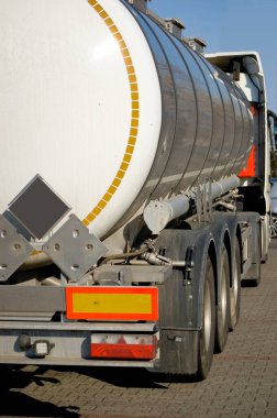 Benzin veya sıvılaştırılmış propan bütan gazı taşımak için kargo yarı karavan deposu.