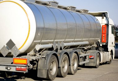 Benzin veya sıvılaştırılmış propan bütan gazı taşımak için kargo yarı karavan deposu.
