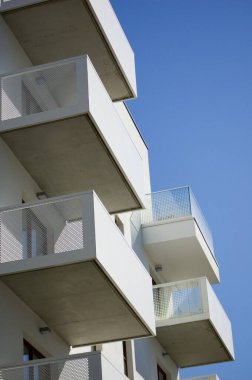 Modern apartmanın mimari detayları.