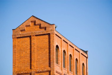 Kırmızı tuğla retro tarzı bina.