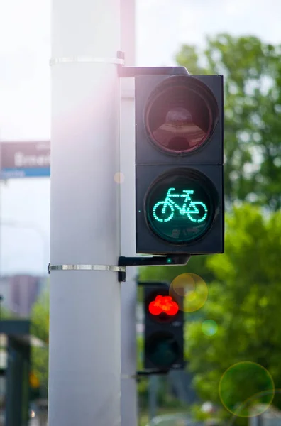 城市交叉口的红绿灯 — 图库照片