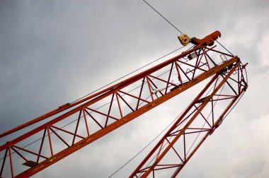 İnşaat tesisinde çalışan büyük bir vinç..